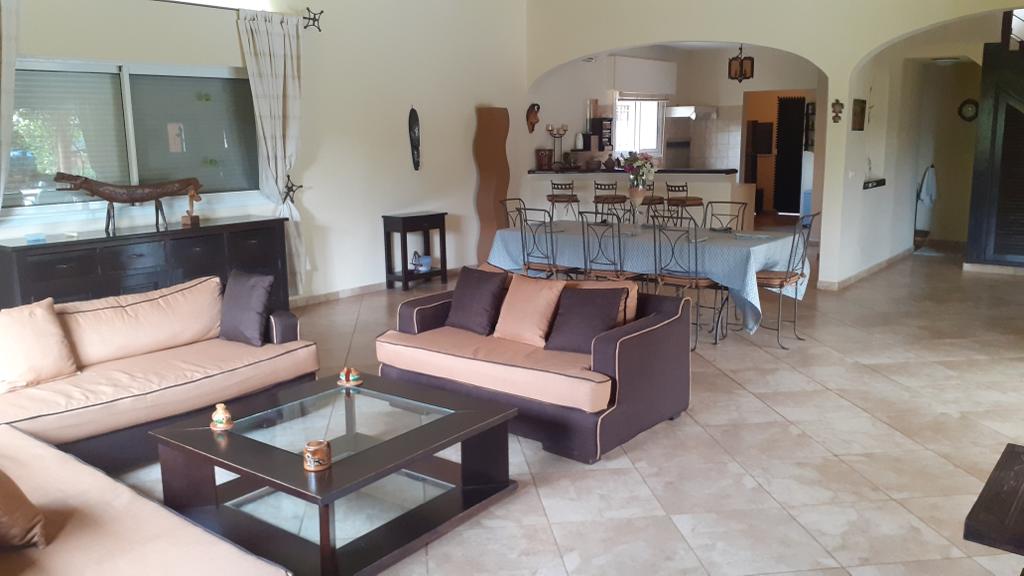 Villa Prestige avec Piscine Privée et Grand Jardin à Saly Portudal